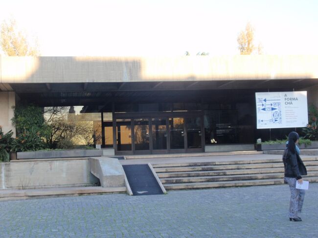 リスボン市内のグル・ベンキアン美術館とアルメイダ美術館を観賞した。<br />１）グルベンキアン美術館(43)は、リスボンにあるアルメニア人の石油王カルースト・グルベンキアンが世界各国より個人で集めた6,000点ほどの美術品を所有している美術館で、グルベンキアンの死後、1969年に彼の遺言に従いグルベンキアン財団によってオープンしました。<br />彼のモットーは “1番いいものだけ”だったと言うだけあり、ルーベンスのヘレナの肖像、ディーリックの受胎告知をはじめ、モネ、レンブラント、ターナー、ルノワールの作品など世界的に有名な美術品がたくさんあります。また、エジプトの彫刻などの古代美術から現代美術まで、幅広いコレクション（日本の浮世絵なども展示されています）が楽しめます。<br />オフィシャルサイト https://gulbenkian.pt/museu//<br /><br />２）アルメイダ美術館(44)（詳細は下部サイトとフォト欄で）<br />ウェブサイト：http://www.casa-museumedeirosealmeida.pt/