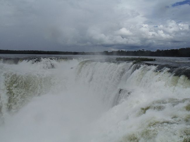 ブラジルからアルゼンチンに移動し、その後チリに向かいます。<br /><br />今日はフォスドイグアス（ブラジル）からアルゼンチンに移動し、アルゼンチン側のイグアスの滝を訪ねます。<br /><br />南米の旅程　その２（ボリビア、パラグアイ、ブラジル、アルゼンチン、チリ）<br />１、2.4　ラパス（ボリビア）<br />２、2.5　ティワナク（ボリビア）<br />３、2.6　スクレの歴史都市（ボリビア）<br />４、2.7　ポトシの市街（ボリビア）<br />５、2.8　ポトシ～ウユニ（ボリビア）<br />６、2.9　ウユニ塩湖（ボリビア）<br />７、2.10　ウユニ～アスンシオン（パラグアイ）<br />８、2.11　イグアスの滝（ブラジル）<br />☆９、2.12　イグアス国立公園（アルゼンチン）<br /><br /><br />参考：地球の歩き方<br />　　：世界遺産アカデミー<br /><br /><br />