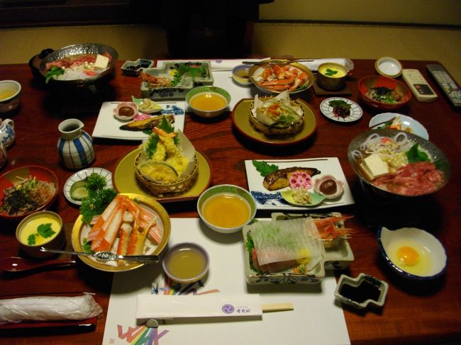 出雲大社の参道近く、元旦にお世話になった【旅館すたに】さん<br /><br /> 美味しいお料理と温かなおもてなしに感動したお宿です<br /><br /><br />実は、松江の八重垣神社の帰りにハプニングが有りまして、三が日は松江駅行き最終バスが16時半頃だったらしく、、、バスに乗れずタクシーも電話で全て断られ約1時間かかる道のりを歩くことになり、、、宿の夕飯時刻に間に合わずに途方にくれてくれていました<br /><br />ただ、そこは神々の都、いろんな神様が現れ?歩き出して少し行った所で別ルートのバス停が見つかり、偶然バスの時間を確認しにきた地元の方に松江駅に行くことを確認出来たり(バス停に松江駅行の表示無く、駅のみの記載)、松江駅では発車寸前の快速電車に切符は後で買って下さいと言われ乗車証明をもらい乗ることが出来たり、出雲市駅でもバスがなくタクシーに乗った運転手が神様みたいな方で宿までの道のりに出雲神話のお話を聞かせて下さったり、出雲の見所等々お手製のパンフレットを頂いたり~と数時間の間にいろんなことに遭遇しました、、、。<br /><br /> 宿にもなんとか20時前に到着できて、美味しいお料理を頂きました♪<br /><br /><br /> 神様たちに救われた一日でございました…<br />