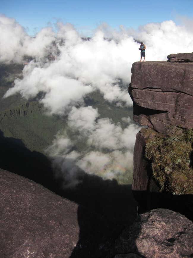 一昨年2015年12月にロライマ山への旅を計画、現地サンタ・エレナの旅行社にメ-ルにてお願いしていましたが12月初旬に行われる総選挙で治安の悪化が予想されるとの情報があり仕方なく断念しました。<br />昨年2016年12月においては治安の面での多少の不安はあるものの2年越しの希望を叶えたくベネズエラ行きを決行しました。<br />結果ですが実際に行ってみるとサンタ・エレナのロライマ山やカナイマのエンジェルフォ-ルの観光は至ってスム-ズで現地滞在中は何の不安もなく楽しく過ごせました。<br />ロライマ山頂での滞在は晴天にも恵まれ一生思い出に残る素晴らしい旅となりました。