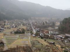 こんなに安くていいの？　白川郷・飛騨高山バスツアー＜１＞　小雨にけむる冬枯れの「白川郷」