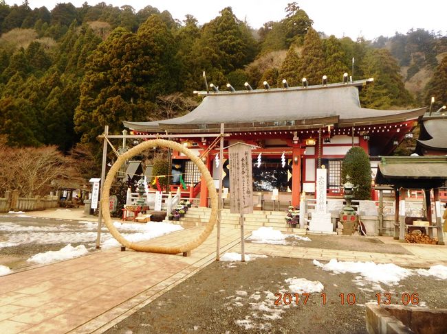 「阿夫利神社」・・・大山詣では江戸時代から始まりました。今年の初詣は１０日になりました。例年ですと７日までにはお参りします。遅くなりましたことは口の中でゴニョゴニョとお詫びしました。小田急線の「丹沢・大山フリーパス」を使います。乗車駅から「本厚木駅」を経由して「渋沢駅」までの、電車と路線バスが２日間・乗降自由で何回でも利用できます。<br />私の購入費は １，３５０円。１０日の目的下車駅は「伊勢原」・片道が通常ですと５４０円（計算してみれば・・・）。<br />さて、「伊勢原」で下車してバスで「大山（終点）」下車。「阿夫利神社」の表参道（土産物店・宿坊・etcが並んでいます）の階段通りを約１５分歩くと「大山ケーブル駅」に着きます。乗車すれば「阿夫利神社下社」駅に６分位で着くのですが歩いて登ります（約６０～７０分）。途中に「大山寺」が有ります。「般若心経」を唱えてお参りします。男阪・女坂は旅行記で何度も書きましたので省略して「阿夫利神社下社・本社は大山山頂」の初詣から記します。<br />お参りをしてから「関東ふれあいのみち・ＮＯ１６」・「大山参り蓑毛のみち」の後半「日向薬師」へと歩きます。前半は昨年の１２月「大山寺・紅葉を訪ねて」で記しました。<br />「阿夫利神社」正月の「知恵の輪」をくぐり、お参りして「お神酒」を戴き、「三段の滝」・「見晴台」を経由して「日向薬師」へと向かいました。<br /><br />　表紙の写真は「阿夫利神社下社 本殿」　<br />　正月なので「知恵の環」が有りました。<br /><br />伊勢原～大山終点バス代・２７０円？。<br />大山ケーブル乗車券は・片道上り６３０円？。<br /><br /><br />