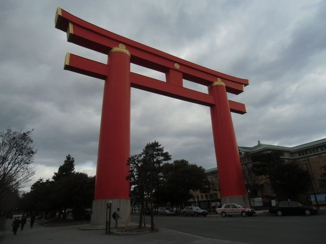 午後に京都迎賓館内覧を控えた或る木曜日、<br />迎賓館の前に訪れる場所の候補に挙げたのが、平安神宮と京都御所。<br />「午前中に京都に着けば 平安神宮。午後着なら 京都御所」の<br />２パターンで予定を組んだ結果、順調に午前中に山科に着いたため、<br />2017年の京都訪問は、平安神宮からスタート。