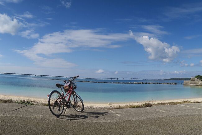 （写真はトウリバー海浜公園から伊良部大橋）<br /><br />さて元日に沖縄本島から宮古島に渡ります。沖縄と言っても米軍基地のある本島と離島とは大きな違いがあるようです。<br />八重山諸島とは石垣島を中心とした西表島、竹富島、与那国島などをいい、これに宮古島諸島（宮古島、伊良部島、下地島、池間島、来間島）を加えて先島諸島と呼びます。<br /><br />宮古諸島ですが、来間島、池間島とは海中橋で繋がっており、一昨年伊良部大橋が完成し、伊良部島、下地島とも繋がり（全長3540mで無料の橋としては日本一の長さ）、いまやこれらの島々は一つの島と考えていいでしょう。 なぜこれだけの橋が次々に完成するかと言えば、日本政府から莫大な地方交付金が来るからです。これはとりもなおさず沖縄（本島ではありますが）に米軍基地があるからです。かつて琉球政府は人頭税と称し、先島など離島から税金を取り立て、それを薩摩藩に納め、それを江戸幕府が吸い上げるという構造だったのです。　それが現在では先の大戦でボロ負けした日本は米国のいいなりで、沖縄の基地におもいやり予算とかで金まで払ってアメリカのために提供し、沖縄にはその見返りとして多額の補助金を交付するという構造になっている訳です。<br /><br />　・綿雲の二つ浮かんで春となる<br /><br />　・キラリ海 底に涙が溜まってる<br /><br />　・海の橋ニライカナイへ繋ぐ道