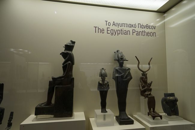 ギリシャの旅行記の番外編「アテネ国立考古学博物館」、ホテルから徒歩15分ほどのところにあったのでオプショナルツアーから帰ってきたあと（19：00～20：00）と帰国日の朝（8：00～10：00）の２回訪問しました。広大な館内に並ぶのはクレタ島を除くギリシャ全土からの出土品、ほとんどの展示品が紀元前のものです。東京国立博物館で2016年6月21日～9月19日に開催されている 特別展「古代ギリシャ―時空を超えた旅―」（・・ギリシャ旅行の前後で２回いきました）にも多くの作品が出展されていました。<br />２階建ての館内は年代別・ジャンル別に56の展示室がありました、たくさん写真を撮ってしまったことと自分の整理のために年代別に纏めてみます。<br /><br />アテネ国立考古学博物館のエジプトコレクションです。年代も由来も全くわかりませんが興味深いものも多くあったので写真のみ紹介します。