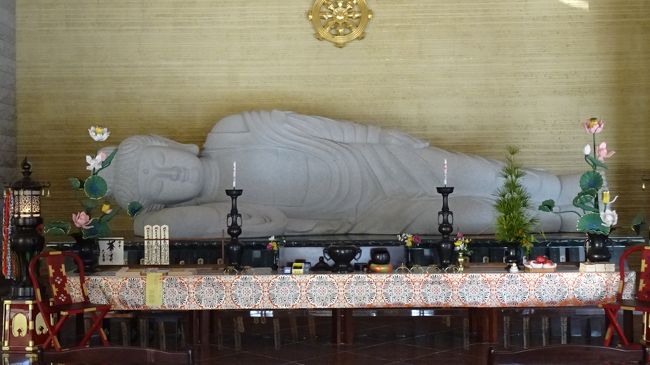 上巻からの続きです。<br /><br />虚空園を出て、舎利殿涅槃堂に向かいます。<br /><br />写真は、舎利殿涅槃堂に安置されている、石造りの大きな釈迦涅槃像。