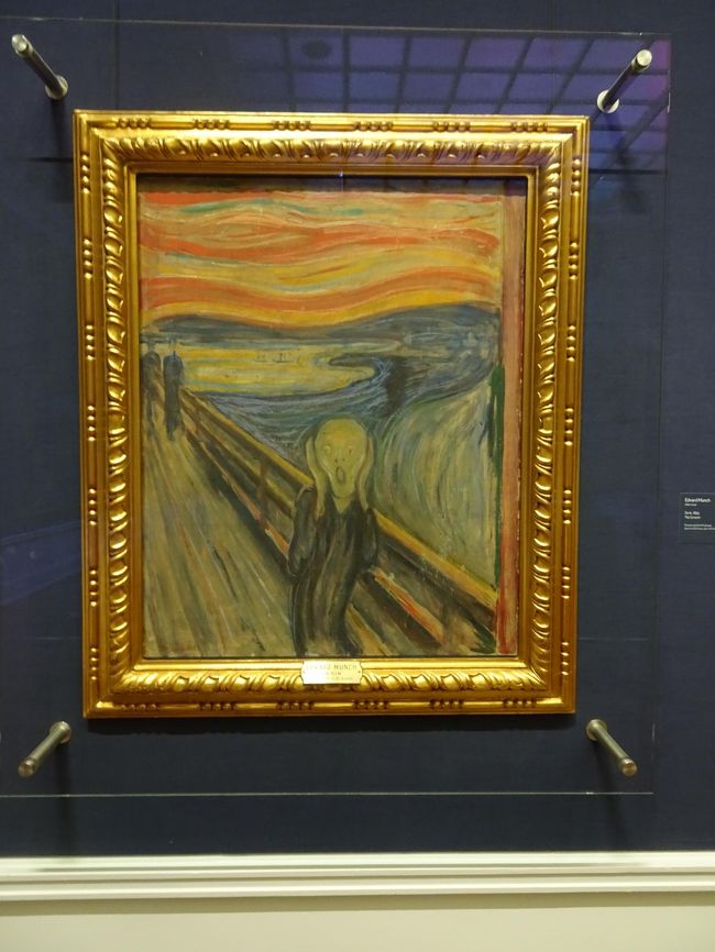 この旅行の最後の目的・・・ムンク「叫び」鑑賞。<br />ムンク美術館では叶わず、National Gallery 国立美術館に向かうことにします。この日は21:00まで開館しているので、その前に諦めていた「アナ雪」アレンデール王国のお城のモデルであるアーケシュフース城に行ってみます。<br />限られた時間ではありますが、オスロパスを最大限に活用しての行動です。<br /><br />◆ 神秘のオーロラを求めて 秋の北欧へ ◆<br /><br /> ≪1日目≫ヘルシンキ到着~美術館巡り<br /> ≪2日目≫シベリウス公園→Panorama Sightseeing→Tallink & Silja Line乗船<br /> (バルト海クルーズ)<br /> ≪3日目≫ストックホルム到着~Panorama Sightseeing→ロイヤルカナルツアー<br /> →市立図書館<br /> ≪4日目≫ガムラスタン散策~ベルゲンへ移動~フロイエン山→ブリッゲン<br /> ≪5日目≫トロムソに移動~Northern Lights Chase(オーロラ鑑賞ツアー)<br /> ≪6日目≫トロムスダーレン(北極)教会→マックビール・ビアホール見学<br /> ≪7日目≫ Arctic Landscapes=フィヨルド観光→オスロへ移動→真夜中のオスロ大聖堂<br /> ≪8日目≫ Bygdoy地区博物館巡り→Akershus Castle→ムンク「叫び」鑑賞<br /> ≪9日目≫ヴィーゲラン公園→オペラハウス→帰国の途へ