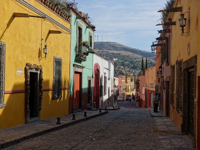 ２０１７年のお正月休み、冬は暑い所に行こうと２度目のメキシコへ。前回はメキシコシティとユカタン半島を巡ったので、中央高原を中心に回りました。<br /><br />その４は世界遺産、サン・ミゲル・デ・アジェンデ。手工業によって栄えた街ですが、その後衰退し、そのためにかえって古い街並みが自然に保存されたところ。法王庁の旗の色である、黄色と白、それにフランシスカンの茶色の３色を基調に、シックに塗られた家並みが続きます。<br /><br />アメリカでは世界で一番行きたい場所（２位はベネチア）にも選ばれたことがあるらしく、街を歩いていると英語もちょくちょく耳にします。観光地としてとてもよく整備されていて、お土産やさんも今回行った中では一番洗練されていました。<br /><br />旧市街は狭い範囲に固まっているし、坂に沿ってできた街なので、ぐるぐるさまよい歩くのも楽しいです。迷ったらパロキア（教区教会）の派手な塔を探せばOK。ただし、デコボコの石畳の道が続くので、歩きやすく壊れにくい靴が必要です。私はちょっと華奢な靴をはいて行ったら、靴の皮をかがっている糸がほつれてしまいました。<br /><br />・メキシコシティからサン・ミゲル・デ・アジェンデへ<br />・展望台からの眺め<br />・ソカロとパロキア<br />・徒歩でサンフランシスコ教会へ<br />・シビカ広場と、ラサルー教会、サンフェリペネリ教会<br />・民芸品市場<br />・昼食はミログロスで<br />・街歩き<br />・アジェンデ美術学校<br /><br />表紙写真は、レクレオ通りのシックな家並み。