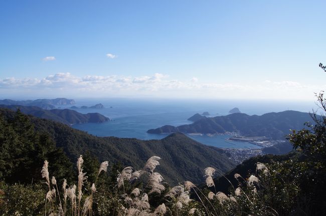 大分県佐伯市の南部に元越山があり、佐伯の町中からも望むことができる。国木田独歩も２度ほど登ったことがあるらしくリアス式海岸がきれいに見えて、景色の良さは随一だと思う。この日は大寒波でとっても寒いが幸いにも天気はよさそうだ。元越山だけでなく、色利山や石鎚山を縦走する天空ロードも歩いてみた。歩けない人でも、後ほど紹介する空の公園や空の展望台は車で行けるのでお勧めである。