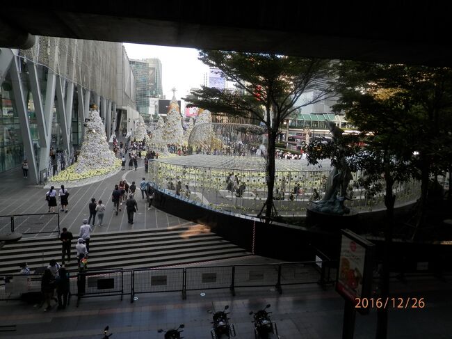 bkk5回26月曜2午後チットロムのデパート群はショッピングよりもいつも街歩き<br />でも今日はめずらしくDVDを所望したい目的があります。タイ語で日本の映画を見たい主人に付き合いフリー誌で見たDVDの店に出掛ける。フリー情報誌DACO で見つけた日本語DVDを売る店は3店。ちゃんと見つけることが出来た。随分歩いたけど。<br />写真は161226-1629.チットロム駅直結のデパート群。Xmas過ぎても大丈夫!このようにまだ楽しめます。写真に撮れる。例年乾季の11月~12月まで連日ビアガーデンなんだけど。今年は自粛。<br />BTS料金;アソ-ク~プロンポン15.サイアム28.チットロム25.<br />チットロム~トンロー31.<br />プロンポン~ナショナルスタジアム34.<br />1日券は140.