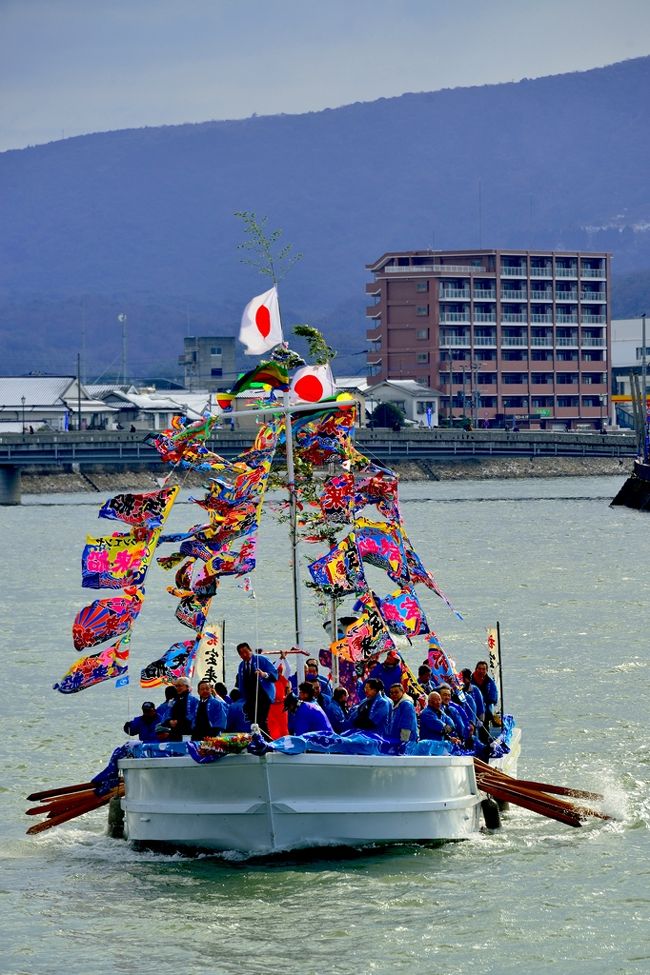 　 豊後高田市の桂川で行われるホーランエンヤという新年行事に行ってきました。<br />　ホーランエンヤは、江戸時代の中期に始まったと言われ、回漕船の航海の安全と豊漁を祈願する勇壮な行事です。