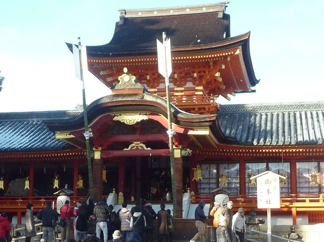 京都府八幡市の石清水八幡宮に、今年1年の健康と安全を祈願しに参りました。<br />前夜から、京都市内も大雪に成り、男山ケーブルカーの運行も心配しましたが、<br />公共の交通機関は、混乱も無く通常通りの運行でした。<br />この日は、余談ですが京都女子駅伝も有り、こちらも恙なく行われた様子。<br />話しは戻りますが、境内は意外と人出が多い感じでした。<br />とても綺麗な寺社仏閣で、装飾なども見事です。<br />小学校の遠足以来に訪れていますが、殆ど記憶にありません。<br /><br />石清水八幡宮　http://www.iwashimizu.or.jp/top.php<br /><br />男山ケーブルカー　https://www.keihan.co.jp/traffic/traintraffic/otokoyama.html<br />※身障者割引あり。<br /><br />京都の介護タクシー　https://sites.google.com/site/wonderfulcare1/<br />