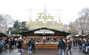 ウィーン市庁舎前クリスマスマーケットでGluehweinグリューワイン（砂糖やスパイスで煮たてたワイン）を楽しむ