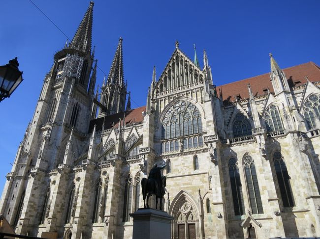 2016年9月22日（木）Regensburg　レーゲンスブルク♪<br />4度目のRegensburg　レーゲンスブルク☆<br />表紙のフォトは大聖堂です(*^_^*)<br /><br />レーゲンスブルクの旧市街の街並みは<br />世界文化遺産に登録されております。<br />レーゲンスブルクの大聖堂はとても美しいです。<br />大聖堂の塔は高くそびえるその二本の尖塔で格好良く、<br />そしてドイツゴシック様式になっています。<br />大聖堂内の装飾などもとても素晴らしいのでぜひ♪<br />