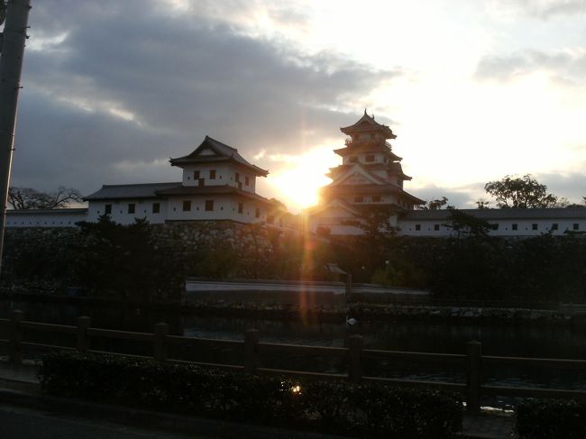 今治泊　早朝からレンタサイクルで　市内見学　海に架かるしまなみ海道を眺め　フェリー乗り場や　今治城を背景に朝日が昇っていく様子など見ながら　堀の外側をサイクリングして１周した後　今治城内へ　スタンプを押して　ホテルへ戻り　荷物をもって市内見物をしながら今治駅まで　　昼前の電車に乗り　松山で乗り換え　海を眺めながら　大洲へ到着。<br />早速大洲城をじっくり見学してスタンプを押し　臥龍山荘を見学したのち　日の暮れかけた大洲の街を散策　大洲を堪能することができました。大洲駅から電車に乗って宇和島へ。宇和島駅前のホテル泊　<br />３日目は今治城と大洲城二つのお城を堪能できました。