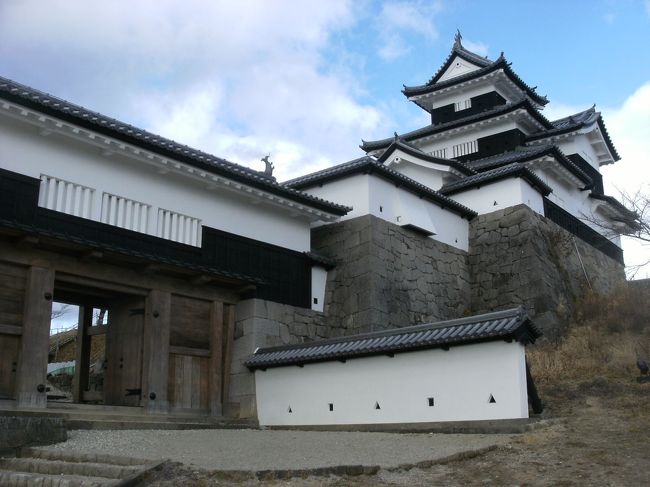 白川駅に到着後　駅前に見えている白河城を見学し、スタンプを押した後　南洲公園と白河の関へ行きました。<br />白河駅まで戻り　白河の市内見学を楽しんだ後　白河駅まで行ったのですが　ほんのわずかのことで電車に乗り遅れてしまい　もう一度白河の市内見学で時間をつぶして次の電車で二本松まで行って　駅の売店にあった　二本松城のスタンプを押し　帰途につきました。今回も何とかスタンプは２つ押せましたが　二本松城まで行く時間がなかったのは　残念だったので　今度の機会に行ければと思っています。