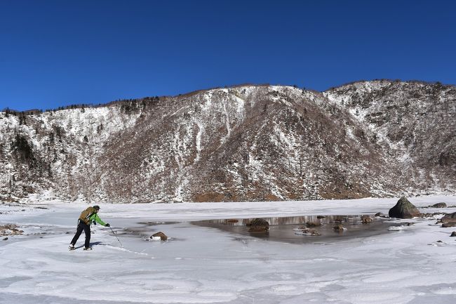 冬の日光白根山へ登ってきました。<br /><br />1日中青空が続いて富士山まで見渡せた大展望を満喫！下山後は湯元温泉へ入り、さらに宇都宮へ移動して餃子の名店「みんみん」でお腹を満たして帰りました。<br /><br />▼ブログ<br />http://bluesky.rash.jp/blog/hiking/nikkoushiranesan3.html