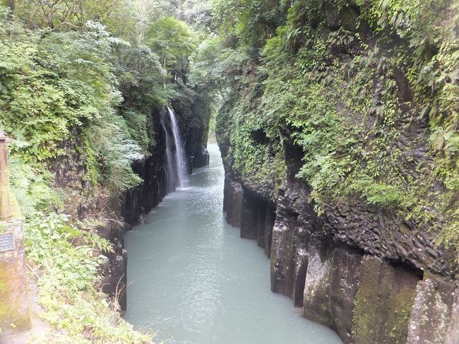 7月は九州アウェイが2回ありました。月初の鳥栖アウェイとして月中の福岡アウェイです。<br />7月の鳥栖アウェイでは震災があった熊本やその周辺を回ることにしました。ただ震災の影響で公共交通機関が寸断されているためやむを得ずレンタカーを使っての移動となりました。<br /><br />続いては高千穂観光のメインとも言うべき高千穂峡へ。もちろん真名井の滝を見に行きました。震災の影響でボートには乗れませんでしたが、あの景観を眺めることが出来ました。<br />さらにお昼ご飯を食べて今度は天岩戸神社へと向かいました。