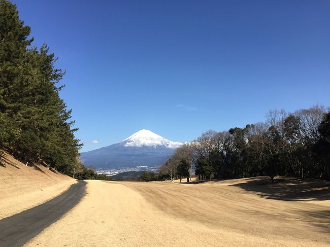 本日は、今年初めてのゴルフ・コンペに「リバー富士・カントリークラブ」へ行きましたが、快晴の青空の下素晴らしい積雪の富士山の姿を望みとても気分爽快でプレーしました。<br /><br />冬の柔らかい日差しの中、どのホールからも雄大な富士山の景観が楽しめました！