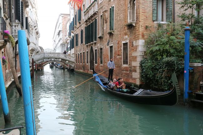 ヴェネチアで水上タクシーを貸し切って遊覧。運河からの景観を楽しんだ。