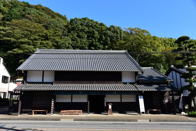 旅の行程<br />１１月　３日　宇津ノ谷、東海道 岡部宿、花沢の里<br />１１月　４日　蓬莱橋、東海道 島田宿 大井川川越遺跡、東海道 日坂宿、遠州森町<br />１１月　５日　遠州横須賀、東海道 白須賀宿<br /><br />静岡県藤枝市岡部町は宇津ノ谷峠を控えた交通の要衝として、鎌倉時代にはすでに宿場町が存在しており、慶長２０年（１６１５年）に東海道五十三次の日本橋から数えて２１番目の岡部宿として正式に認められます。<br /><br />寛永１２年（１６３５年）に参勤交代制が布かれると、増加した交通量を賄うため南側の内谷村新町が加宿に指定され、これに伴い、岡部宿本町と内谷村新町の２ヶ所に問屋場が置かれることになりました。<br /><br />天保１４年（１８４３年）の「東海道宿村大概帳」によれば、加宿を含んで南北１３町５０間余りの岡部宿は、本陣２軒、脇本陣２軒、旅籠屋２７軒、家数が４８７軒、人口が２３２２人と、中規模の宿場町だったようで、大大名など大規模な宿泊の場合は夜具などが不足して、燐宿や近在の村々から借りたこともあったようです。<br /><br />岡部宿の二つ先に島田宿がありますが、大井川の増水により川越えが困難になると、客引きがこの事を知らせて旅人の袖を引き、ここ岡部宿も大いにその恩恵にあずかったといいます。<br /><br />明治２２年（１８８９年）に現在のＪＲ東海道線が開通すると、岡部宿は宿場としての役目を終え、農業を中心とした町に変貌しますが、車社会の到来とともに、旧東海道は国道１号線としての整備が始まり、かつての街道筋が拡幅されると、北の外れに建つ旅籠１軒だけを残して、本陣、脇本陣、大型の旅籠などが次々に取り壊されてしまいます。<br /><br />しかし、岡部宿の加宿の内谷村新町は、幸いにも国道１号線のルートから外れたため風情ある町並みが残ることとなり、現在、多くの町家は新しく建て替えられているものの、点在する古い町家は景観整備に併せて修復保存され、宿場町当時の面影を今に伝えています。