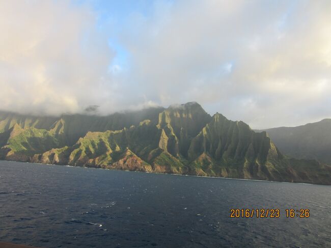 ジェラシックパークの島。<br /><br />Pride of Americaでのハワイ四島周遊クルーズ。　<br />カウアイ島を出航後：ナ・パリ・コースト<br /><br />https://youtu.be/w9y84IImflw<br />よ～～く見ると、鯨らしき移動物が見られます。<br /><br />https://youtu.be/6bkXDiJZXhQ<br />ナ・パリ・コースト<br /><br />https://youtu.be/7lT9dnAiG9c<br /><br />崖の高さは海面から約１０００メートルです。<br /><br />今回のクルーズで、クルーズは男が凄い楽なのが分かりました。<br />一日三回の食事を海外で探すのは慣れていないと、ネットの有る現在でも大変です。　<br />ハワイ等環太平洋だとそれも出来るのだが、欧州等言葉が通じないと大変だ。<br /><br />後日談済：バルト海クルーズ（リーガル・プリンセス号）、<br />　　　　フッテンルーテンクルーズ、<br />　　　　英国・サウスサンプトン⇔スペイン領・カナリア諸島(クィーンビクトリア号)<br />武漢コロナでキャンセル：MSCで地中海西と東（乗り継ぎ）<br />　　　　　　　　　　　　英国一周（クィーンエリザベス号）　