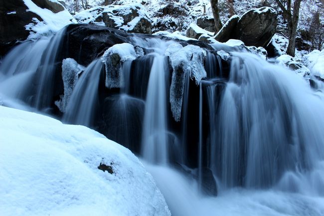 ☆寒波も大雪も好きじゃありませんが、写真素材的には願ったりです。<br />1/16に須賀川市郊外の“八流の滝の氷結”を堪能できたので<br />翌日は二匹目の泥鰌(氷結)を狙って平田村の“山鶏渓谷”に行ってみました。<br /><br />“山鶏渓谷”は“八流の滝”より標高が１５０ｍくらい高く寒いのですが<br />水量が多いので“八流の滝”より氷結しにくいんです。<br />なので“八流の滝”の氷結がいい目安になります。<br />ただ1/17の天気予報は快晴なので渓谷に陽射しが射し込む前に撮り終えたいので<br />早朝に到着しなければなりません。<br />そうなると、まだ融けきっていな道路の雪の凍結が心配です。<br />いっそのこと道路全線が圧雪状態なら我が家からチェーン装着もありなんですが<br />雪の無い道路でのチェーン装着走行はかなり厳しいです。<br />我が家前の道路には雪はなかったのでとりあえずチェーン無しで出発。<br /><br />氷結や雪景色は美しいんですが道中の足元がいつも不安です。<br />道中アイスバーンでないように願いましょう・・・・