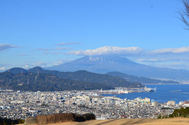 デジカメを持って富士市・静岡市をウロウロ…して来ました。<br />第3回は、“久し振りの日本平”です。<br />日本平からは、富士山と清水港を見ることが出来るのですが残念ながら富士山は山頂付近が雲の中でした。<br /><br />※位置情報一部不明確な場所があります。予めご了承下さい。<br /><br />★静岡市役所のHPです。<br />http://www.city.shizuoka.jp/<br /><br />★ハローナビしずおかのHPです。<br />http://hellonavi.jp/<br /><br />★日本平ロープウェイのHPです。<br />https://ropeway.shizutetsu.co.jp/<br /><br />★日本平観光組合のHPです。<br />http://www.nihondairakankou.com/