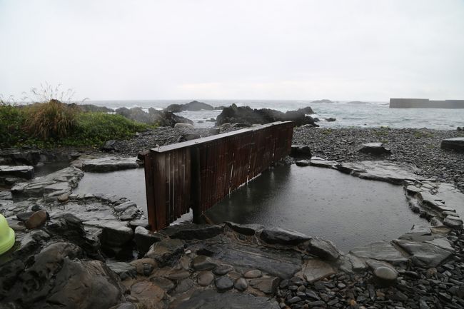 屋久島最後の日、夜激しい雨が降り、朝ほぼ上がった。尾之間のホテルをチェックアウト。西に向かう。途中ポンカンの無人販売所があり、数袋購入する。５ｋｍほど走ると湯泊温泉に着く。ナビをセットしたが、民家の裏道のような狭い道、着くのか不安。案の定、海に突き当たる場所まで来て、引き換えしやっと温泉に着く。<br />温泉の横の民家の方が、温泉のことを親切に教えてくれた。手前の温泉は水着不可だが、奥の温泉は可と。ただし潮が満ちると海水が入り、温く（ぬるく）なると。<br />更衣室があるのを知らず、温泉の横で服を脱ぎかけると雨脚が強くなり、嫁さんに傘をさしてもらい、服を濡れないようにして、撮影を完了。水着ＯＫなお湯は温く、掃除不足でぬめりがあった。メインの温泉は温度もまあまあのお湯であった。<br />色気のない写真ですが、証拠写真としてアップすることにしました。<br />昔、北海道羅臼の先の相泊温泉に入った時は、シーズンオフで囲いのない温泉をアップしたことがありました。