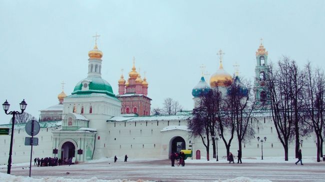 旅行2日目は、セルギエフポサードと市内観光。<br />来てる！！徐々に寒波来てるのを感じる<br />っ！<br />朝方降っていた雨も止んで雪が降り始めました。