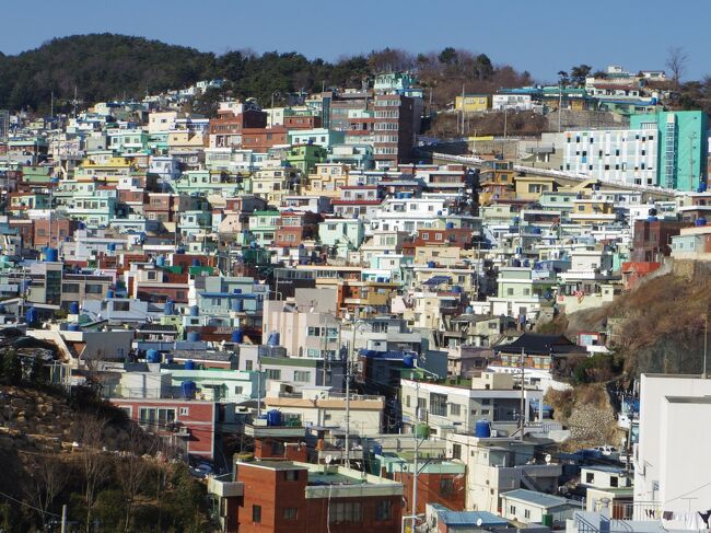 釜山は韓国第２の大都市ですが、ソウルほど再開発は進んでおらず、どこか懐かしい港町。甘川文化村(カムチョンムナマウル)をはじめ、路地裏やタルトンネ巡りが思う存分楽しめます。旧日本家屋もちらほら残っていて、のんびりウロウロ、心の洗濯におすすめです。その一方で、歴史について考えさせられる日本の痕跡も、しっかりと残っています。