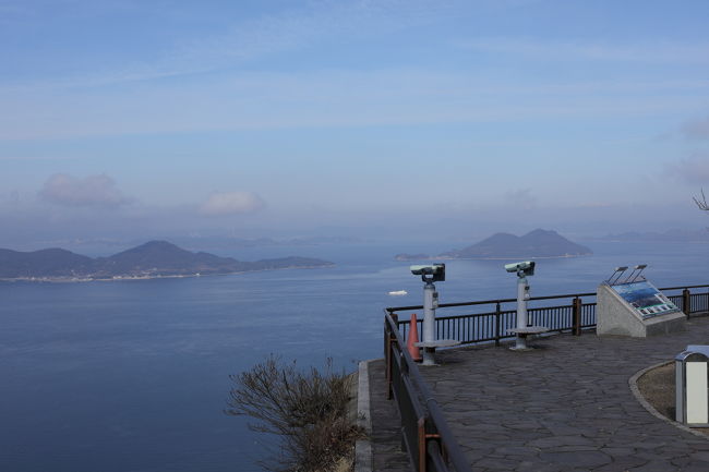 またまた嫁君の出張の運転手を兼ねた旅行記になります。屋島へは幾度か訪れていますが北嶺の先端にある絶景ポイント「遊鶴亭」にはまだ行ったことが無いので、どうせならと山上を一周する事に。<br /><br />「屋島」<br />源平合戦の古戦場として知られる屋根の形をした溶岩台地で、屋根型の山上からは波穏やかな瀬戸の海と一体となった高松市街や多島美が一望できます。今から約800年前に源平合戦が繰り広げられた檀ノ浦周辺は、平家が軍船を隠した「船隠し」や、那須与一が扇の的の矢の命中を祈った「祈り岩」など合戦の逸話を伝える史跡が数多く残っています。山上には、四国霊場第84番札所の「屋島寺」や世界的にも珍しい山頂の水族館「新屋島水族館」などもあり、ドライブウェイも好評です。映画「化石の荒野」「ロード88」「めおん」のロケ地にもなりました。（HPより）