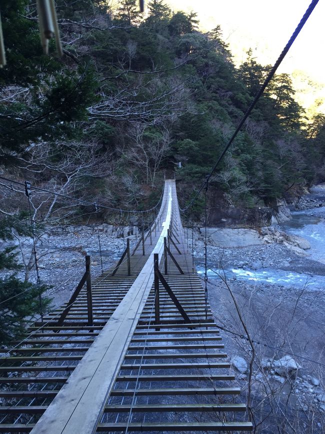 寸又峡温泉に一泊して、今回の旅の目的「夢のつり橋」を渡るべく、いつもは食後にもう一風呂なのですが、それはスルーして早々の８：００にチェックアウトします。蒸気機関に乗車という第二の目的がありますから。<br />さて、フロントで。<br />マネージャーと思わしき男性が、おもむろに二つのポチ袋を差し出します。<br />「ご存じとは思いますが、１２月からダムの改修工事に入りまして、ダムの水を引いておりますので、青い湖をご覧になれません。」と言う訳でポチ袋には５００円玉が１個づつ。<br />エッ！！！<br />私たち、あの青いダム湖にかかる吊橋のためにここに来たんだけど・・・。<br />ホームページを確認すれば一目瞭然だったのでしょうね。<br />ついてないです！<br />お宿の気配りの２つの５００円玉を握りしめ、チェックアウトしました。