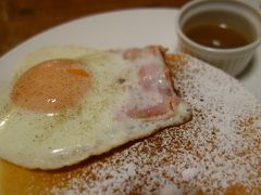 京の朝食はパンケーキ。すてきなパンケーキ屋さんでいただきました。