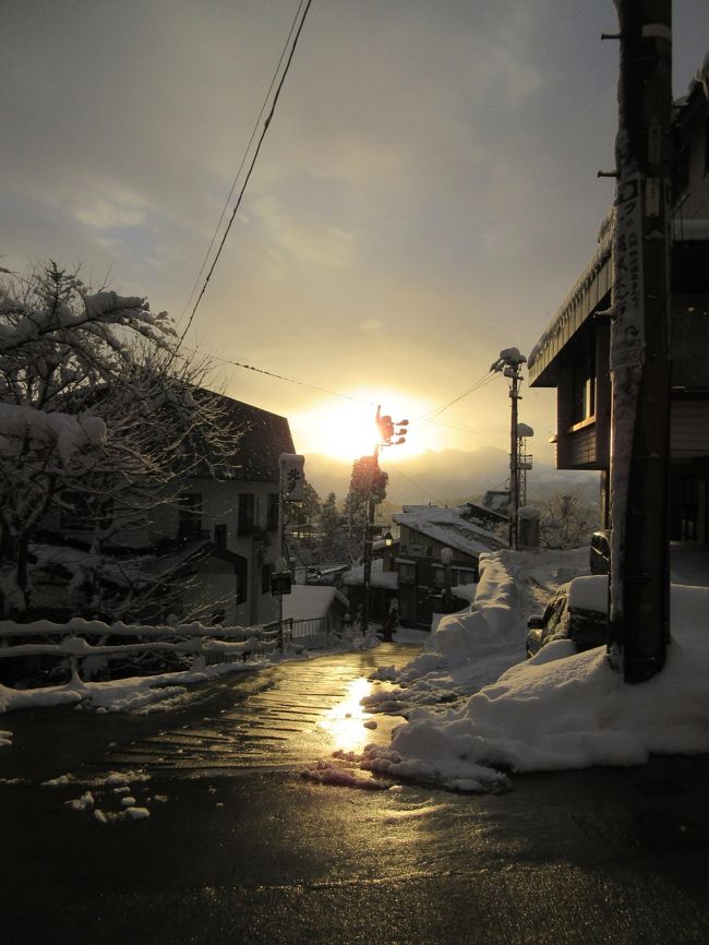 我が家のレジャーは毎年、夏と冬（雪山）とできたら春か秋のキャンプを恒例としている。<br /> <br />んが！<br />息子Ａの部活の為、<br />今年よりお盆と年末年始しか、家族で休みをとれなくなってしまった。<br /> <br />ぼんびー家族としては、旅行費が高騰するお盆と年末年始の旅行はご法度ではあったけれど、<br />致し方なし。<br /> <br />折角行くならば、スキースノボーだけでなく、温泉街と隣接したスキー場で雪見温泉を楽しみたいって事で、<br />国内外で大人気の野沢温泉に行ってきよ。<br /><br /><br />【旅程】<br />１２月３０日：東京・池袋―（高速バス）→長野―（急行バス）→　野沢温泉　★この日の旅行記★<br />１２月３１日：野沢温泉を満喫<br />　１月　１日：野沢温泉―（急行バス）→長野―（高速バス）→　東京・新宿