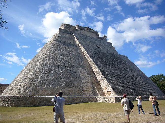 古代マヤ遺跡とカンクンを巡るメキシコ７日間の団体ツアーに参加しました。７日間で、テオティワカン、ウシュマル、カバー、チチェンイッツァの４つのマヤ遺跡と最終日は丸１日ビーチリゾートのカンクンでフリータイムです。はたして、メキシコのピラミッドはどんなものでしょうか？<br /><br />詳しい内容は、こちらをご覧下さい。<br />　⇒http://000worldtour.web.fc2.com/015_mexico_01.html