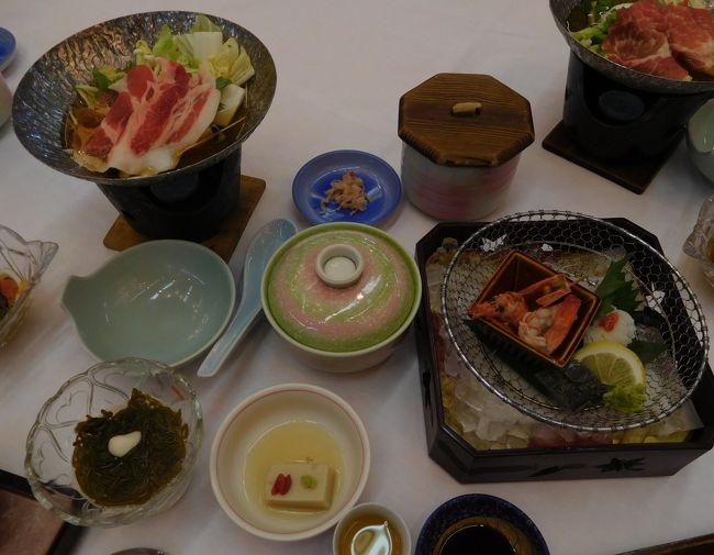 会合があり湯田温泉にある「西の雅 常盤」で温泉に入り、ランチを食べました。<br />宴会の途中で女将と若女将が踊ったり手品などをされました。