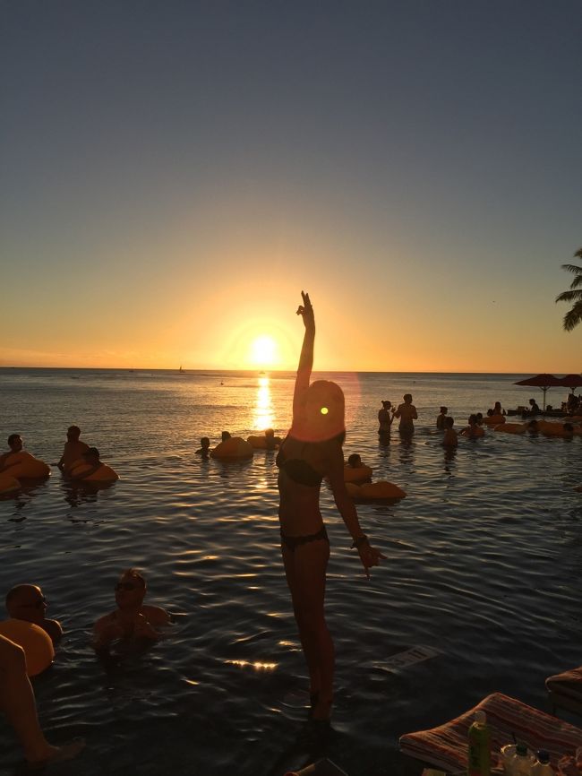 バタバタ出かけた1月Hawaiiも、最終日に成ります<br />前半は1人旅<br />後半は、4トラメンバーとのオフ会<br />そして、愛のバトンも～<br /><br />今回のHawaiiは、<br />昨年末に看取った母との旅<br />沢山の事を考え、反省し、感謝して<br />少しは大人に(良い歳してね) なれたかも。。<br /><br />観光も、ショッピングも無し<br />いつも以上にホテルから出る事も無く<br />ただ、太陽の下でのんびり？<br />いや、騒いだか？<br />(苦笑)<br /><br />ほぼ、私的アルバムでは有りますが<br />宜しけれは覗いてやって下さい～<br /><br />kiki (^^)<br /><br />