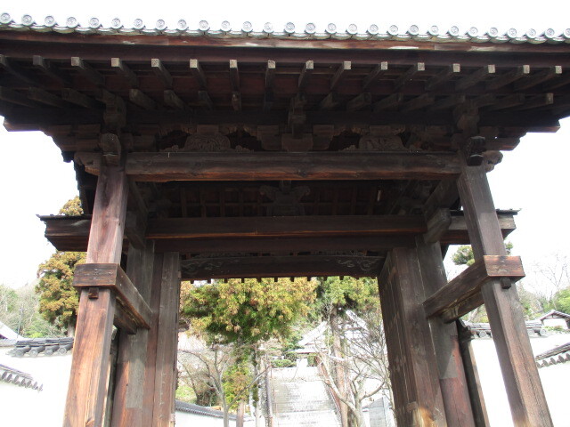 泰雲山・宗光寺（そうこうじ、広島県三原市本町）は毛利元就の三男隆景（たかかげ、１５３３～１５９７）が養子先の小早川家拠点であった新高山城（にいたかやまじょう、広島県三原市本郷町）に在城した天正５年（１５７７）、父元就の七回忌と母妙玖尼の三十三回忌の法会を催すため城内に創建した雲門山匡真寺（きょうしんじ・臨済宗）が前身で、隆景が瀬戸内海支配権を確立すべく臨海地の三原に新城を定めるのに伴い現在地に移転、後に慶長５年（１６００）福島正則（ふくしま・まさのり、１５６１～１６２４）が広島入城した後漕洞宗に改め寺号を宗光寺と改称した経緯があります。<br /><br />三原観光協会ＨＰで紹介されている宗光寺の説明では下記の通りです。<br /><br />「宗光寺<br /><br />泰雲山宗光寺は天正５年（１５７７）小早川隆景が親の毛利元就夫婦を弔うため高山城内に建てたものですが、（雲門山匡真寺）三原城築城の際、城下の西側を守る砦も兼ね、この地に移されました。石門を入り土壁に囲まれた広い石段を登ると、桃山風の重厚荘、豪快な構えの山門があります。この山門は小早川家代々の居城であった新高山城の城門をここに移したものと伝えられ、四足門の切妻造り、本瓦葺きの桃山時代の建築で、昭和２８年（１９５３）に国の重要文化財に指定されています。福島正之の墓、浅野忠長（城主２代）の墓などがある。」<br />