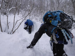 谷川山麓の土合で雪訓　大雪でなかなか味わえないラッセル体験