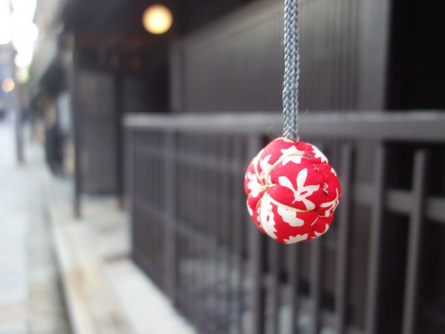 八坂神社から，河原町・四条まで午後の散歩をしました。八坂神社は依然として賑わい，四条通もあふれるばかりの人通りでした。巽橋までくると，人ではだいぶ収まりました。