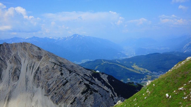 ２０１２年８月にスイスを１０日間旅行し、アルプスを歩いてきました。　今まで世界遺産や街歩きの観光を主に海外を旅行していましたが、アルプスの大自然の中を歩くことが、あまりの感動で帰国したことを覚えています。<br />それ以来、どこか山歩きにいい所がないだろうか、旅行会社から毎月送られてくるパンフレットを眺めていましたが、スイス旅行から３年たったある日（大げさ？）、チロル・ドロミテハイキング１２日間の旅の案内が目にとまりました。<br />オーストリアとイタリア北部にまたがるアルプス地方です。<br />これだ！妻に話をしてさっそく申込みました。<br />いよいよ、イタリア旅行１３日間に続く旅の始まりです。♪<br /><br />【日程】<br />　１日目　成田空港　　　　　１１：２０発　オーストリア航空<br />　　　　　ウィーン　　　　　１６：２０着　（ウィーンで乗り継ぎ）<br />　　　　　　　　　　　　　　１７：１５発<br />　　　　　インスブルック空港１８：１５着<br />　２日目　オーストリア・ゼーフェルトまでバス移動<br />　　　　　≪ゼーフェルダー・シュビッツェ展望ハイキング≫　約２時間歩行<br />　　　　　バスでインスブルグに戻る<br />　　　　　午後は、自由観光<br />　３日目　ゼルデンまでバス移動<br />　　　　　≪ホッセゼルデン高原ハイキング≫　約３時間３０分歩行<br />　　　　　下山後、オーバーグルグルまでバス移動<br />　４日目　≪ホーエ・ムート展望ハイキング≫　約３時間歩行<br />　　　　　夕方、自由観光<br />　５日目　イタリア・フネスにバス移動<br />　　　　　≪サンタ・マッダレーナ村の散策≫　約１時間３０分<br />　　　　　バス移動でボルツァーノまで<br />　６日目　カレッツァ湖散策<br />　　　　　　～ドロミテ街道をドライブ～<br />　　　　　ラガツォイ展望台<br />　　　　　≪トファナとラガツォイ展望ハイキング≫　約２時間３０分歩行<br />　　　　　コルティナ・ダンベッツォまでバス移動<br />　７日目　≪ミズリーナ湖畔の散策≫　約３０分<br />　　　　　≪トレ・チーメ・ディ・ラバレード一周ハイキング≫　約４時間歩行<br />　　　　　再びコルティナ・ダンベッツォに戻ります<br />　８日目　チエンクェ・トーリ展望台<br />　　　　　≪チエンクェ・トーリ一周ハイキング≫　約１時間歩行<br />　　　　　オーストリア・ハイリゲンブルートにバス移動<br />　９日目　≪グロースグロックナーとパステルツェ氷河展望ハイキング≫　約２時間歩行<br />　　　　　ハイリゲンブルートに戻り午後は自由散策<br /><br />１０日目　～クロースグロックナー山岳道路～<br />　　　　　≪ハルシュタット湖畔散策≫　約１時間３０分<br />　　　　　ザルツブルグに移動<br />１１日目　１１：２０発　ザルツブルグ空港　<br />　　　　　１２：１５着　ウィーン空港で乗り換え<br />　　　　　１３：２０発<br />１２日目　　７：２０着　成田空港<br />