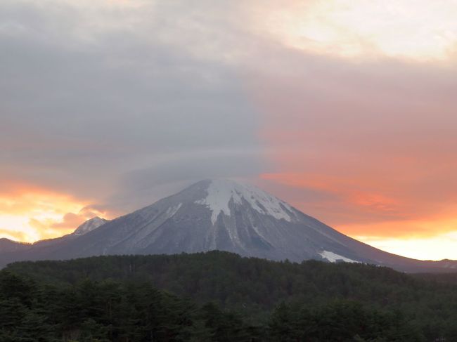 二日は美保関、境港、出雲を巡りました。<br /><br /> 天気予報では雨マークはなかったのですが、<br /> 大山には笠雲らしき雲があり、ちょっとやな感じでした。<br />この雲のせいかどうか、米子市街を通過する時は結構強い雨になってました。<br />しかし有難い事に、美保関に着く頃には雨は止んで晴れ間が広がってきました。