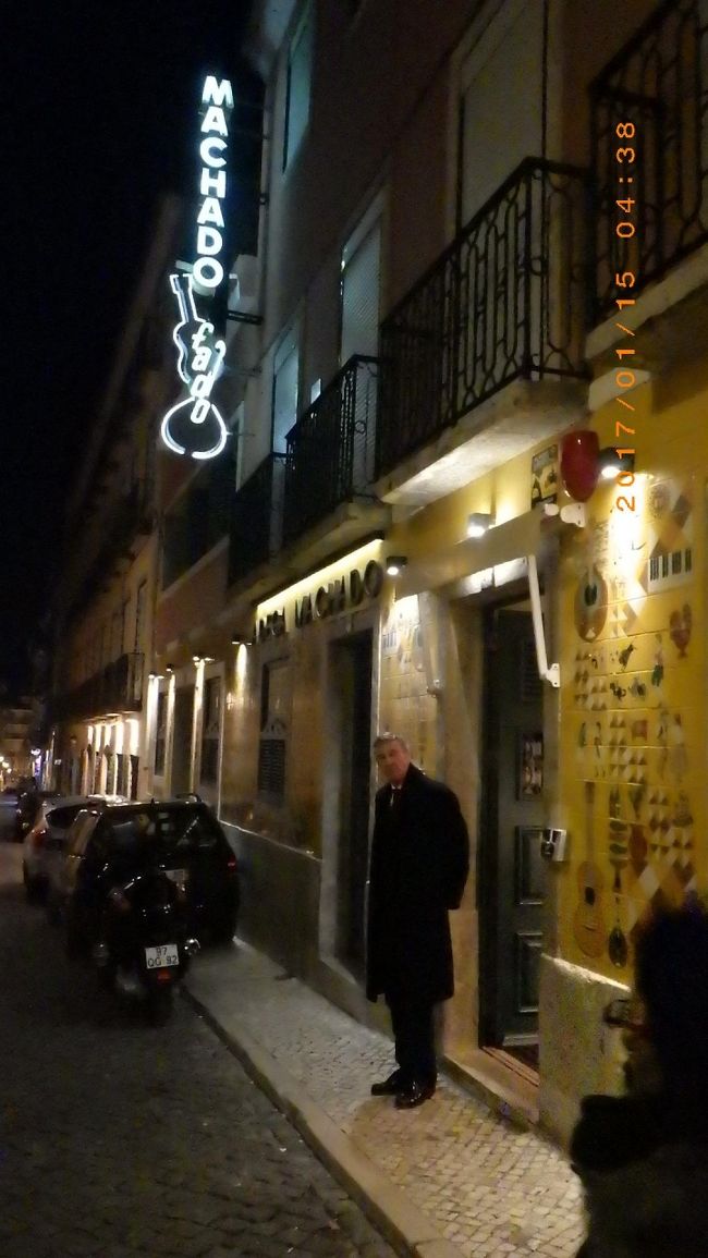 11時間フランクフルト+3時間でやっとついた。翌日夜時差ボケ状態の地下鉄でFADO店MACHADOへ。<br />冬は21時から。眠いまままちました。<br /> 夕食メインディッシュ35eと前菜15eをふたリで分けて注文。、セルベッサ、オレンジジュースとコーヒー<br />ライブチャージ17ex2で100eで済ませました。