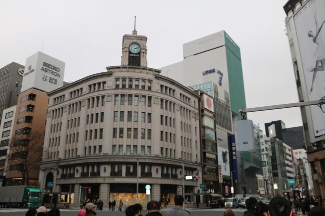 銀座といえば、高級ブランドひしめく街。普段の忙しさから逃避して、プチ贅沢できる街。<br />いつもは、スーパーで1円単位で値切る奥様も、銀座では少し財布のひもを緩めて銀ブラしたいところですが、<br />今回は、お高いお店を横目に、買い物よりも街の雰囲気を感じながら散歩してみました。<br />そして、あまり知られてないけど、おすすめなところにも寄ってるのでご参考になれば幸いです。