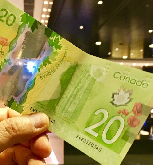 カナダは初めてです。<br /><br />ANAのホームページを見ていたら羽田発バンクーバー行きのチケットがホテル(3泊)とセットで格安で出ていました。往復の航空券とバンクーバーのホテル3泊のセットで49,000円です。空港諸税等が6,660円であわせても55,660円です。<br /><br />iPhoneでバンクーバーの天気予報を見てみると、曇り、曇り、晴れ、雨でした。気温も日本並みのようです。<br /><br />見出しに使った写真はカナダドルです。プラ紙幣と呼ばれるお札です。左の部分に透明な透かしがある紙幣です、初めて見ました。カナダドル以外にもオーストラリアなど他20ケ国で採用されているとのことでした確かに耐水性は強そうですね。<br /><br />羽田のみずほで両替レートは96.09円（為替レート86円）でした。手数料取りすぎですね。<br />