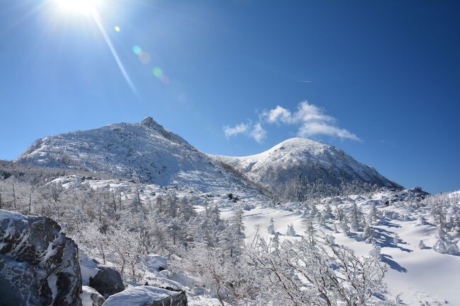今年の登り始めは北八ヶ岳の天狗岳!<br /><br />どピーカンで最高な景色が見れましたが、さすが厳冬期!寒波の影響で超極寒。<br />はじめてこんな寒い思いをしましたが、白と青の世界が素晴らしく、やはり雪山はいーなーと思いました。<br /><br />ちなみに天狗岳は北八ヶ岳の最高峰で、東天狗岳(2,645m)と西天狗岳(2,646m)があり、寒さとバテで今回は東天狗岳のみの山行です。<br /><br /><br />コースタイム<br />渋の湯7:55~9:55黒百合ヒュッテ10:40~12:00東天狗岳12:10~12:57黒百合ヒュッテ14:00~15:26渋の湯<br /><br />総距離:9.23km 標高差:795m<br /><br /><br />ちなみに過去の雪山登山は<br />浅間・黒斑山<br />http://4travel.jp/travelogue/11111982<br />上州武尊山<br />http://4travel.jp/traveler/yoven0615/album<br />霧ヶ峰(車山)&北横岳<br />http://4travel.jp/travelogue/11095764<br />赤城山・黒檜山&駒ケ岳<br />http://4travel.jp/travelogue/11090094