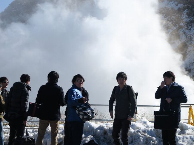 （写真は箱根大涌谷）<br /><br />いつもの時期にいつものところへ<br />１月は湯治と富士見に箱根です。噴火活動もひとまず落ち着いた大涌谷から箱根町に向かいます。久しぶりにいい天気が続きます。青空をバックに白い富士が美しい。今回は小田原の冬の暖かさと海鮮料理の美味さが際立った旅でした。<br /><br />　・春立ちて雲など低く通りけり<br /><br />　・小田原の顔みな優し冬の旅<br /><br />　・豊穣の海と山とを合わせ 鍋　　＜悠遊人＞<br /><br />※次回はこの先、伊東から下田（河津桜を含め）まで<br />