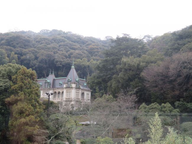 愛媛の旅を検討している時にぜひ泊ってみたい宿があった。それは 小藪温泉だ。いかにも大正時代の建物を思わせ、有形登録文化財にも指定されていると書いてあったからだ。初めは電車とバスでの旅行を考えていたのでここへは行けないとあきらめていたが レンタカーでの移動になったので行ってみることにした。外から見るとまるで旅館には見えない。玄関などは大正の雰囲気がいっぱいだ。でも部屋はきれいに改装されていて、食事もおいしかった。お風呂がとても気持ちのいい温泉で何度でも入りたいほどだった。<br />次の日は大阪へ帰らなければならないので、松山へもどり、萬翆荘と坂の上の雲ミュージアムを見学しただけだったが どちらもとても興味の持てる建物だった。司馬遼太郎が好きなので、時間があればもう少しゆっくり見たかった。