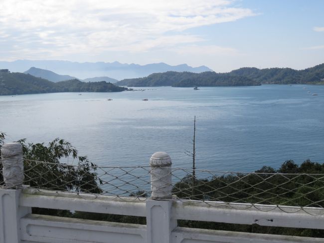 ツアーの2日目は台中のホテルを出発し、まずは市内の宝覚寺に行く。ここは現地の人が知る観光地ではないようだが、戦前の日本人の遺骨を納めた慰霊の場所だ。国立だそうだ。日本の場合、靖国神社が国立ではなく、一宗教法人であるところが事情を複雑にしている。。<br /><br />続けて、彩虹眷村Rainbow Villageへ。 九〇歳代半ばの黄おじいちゃんの描いた絵を見に行くところ。おじいちゃんもお元気そうだった。おじいちゃんの絵のお陰で古くて質素な家は破壊されずに残されることとなった。訪問者の多さや口コミの数を見れば、人気度の高さはすごい。とうとうツアーバスも訪問する人気スポットになったのだ。<br /><br />台中を出ると、バスは高速道路六号線を東の高原地帯に向かってひた走ると埔里に到達する。そのあたりが台湾の地図で中心地になるのだそうだ。(台湾地理中心碑Taiwan Dili Zhongxinbei)<br /><br />次にバスは日月潭文武廟Sun Moon Lake Wenwu Templeに到着。文武廟は、前殿、中殿、後殿の三殿があり、、前殿は文廟で文の神である孔子が祀られている。中殿は武廟で武の神である岳飛や関羽が祀られている。ダムの建設で移設されて新しくなった廟だとのこと。日月潭を見下ろす場所に建設されており、一帯はなかなかの観光地にもなっているようだ。<br /><br />文武廟から台湾最大の湖である日月潭を見下ろす。台湾の高原リゾート地なのだ。天候もよく、いい眺めだった。湖の北側が太陽の形、南側が月の形だそうだ。<br /><br /><br /><br />一枚目は日月潭<br /><br /><br />
